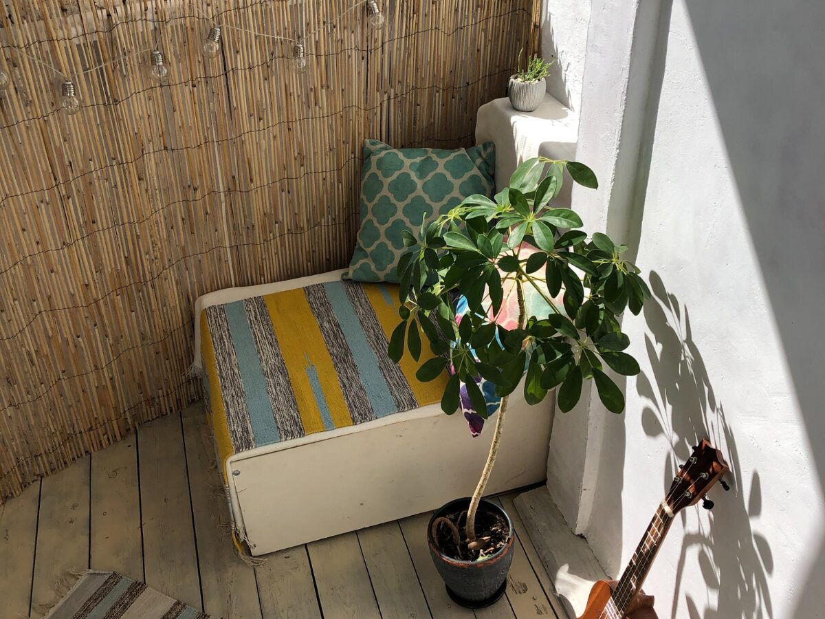 Decorar balcones pequeños con cojines