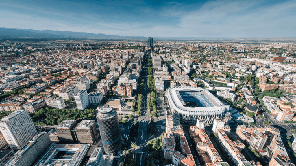 Las viviendas de los barrios madrileños Recoletos y Castellana y los barceloneses Eixample y Diagonal Mar superan los 8.000 euros por metro cuadrado
