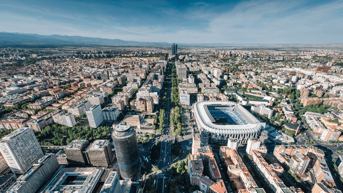 Las viviendas de los barrios madrileños Recoletos y Castellana y los barceloneses Eixample y Diagonal Mar superan los 8.000 euros por metro cuadrado