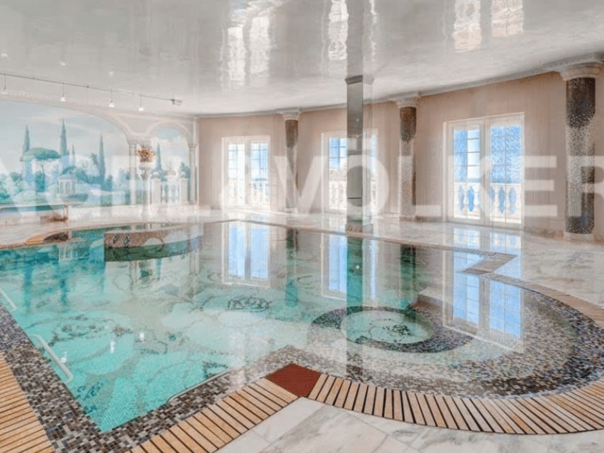 piscina interior casa exclusiva