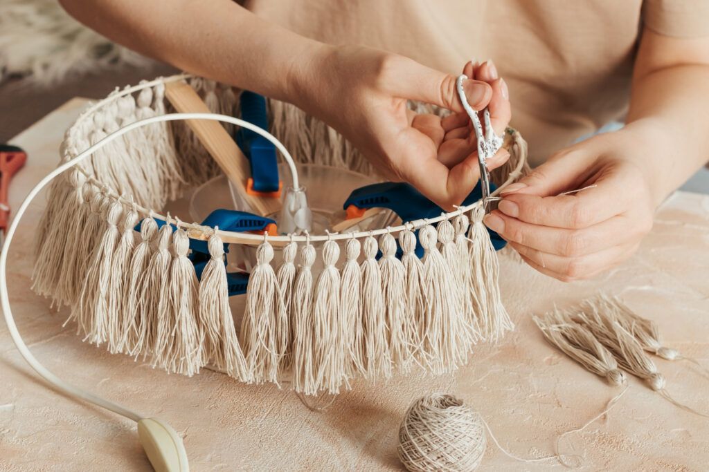 50 ideas de decoración baratas si acabas de mudarte a un nuevo piso - Fotocasa Life DIY - Lámpara colgante