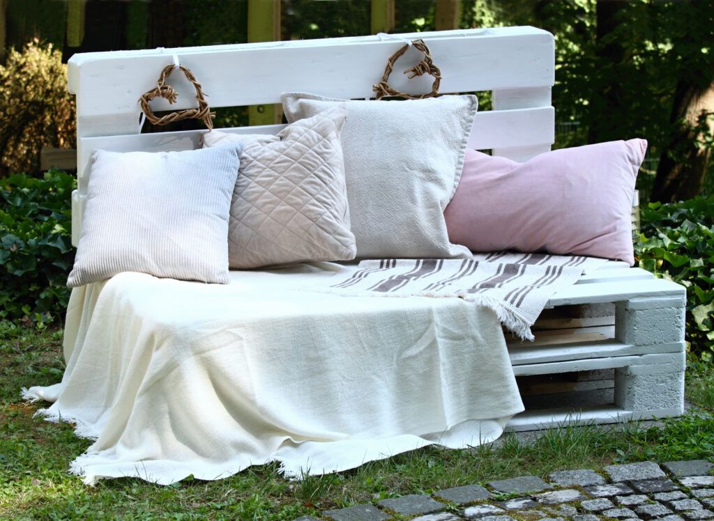 50 ideas de decoración baratas si acabas de mudarte a un nuevo piso - Fotocasa Life Mueble de jardín hecho con pallets