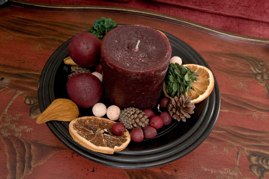 50 ideas de decoración baratas si acabas de mudarte a un nuevo piso - Fotocasa Life Centro de mesa hecho con frutas secas