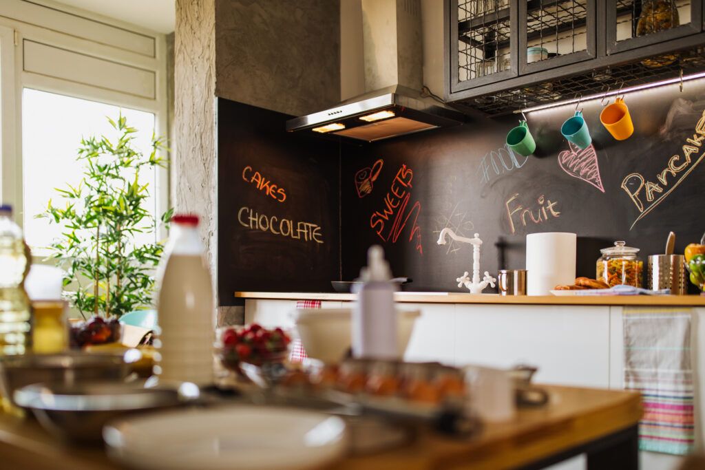50 ideas de decoración baratas si acabas de mudarte a un nuevo piso - Fotocasa Life Cocina con pared de pizarra