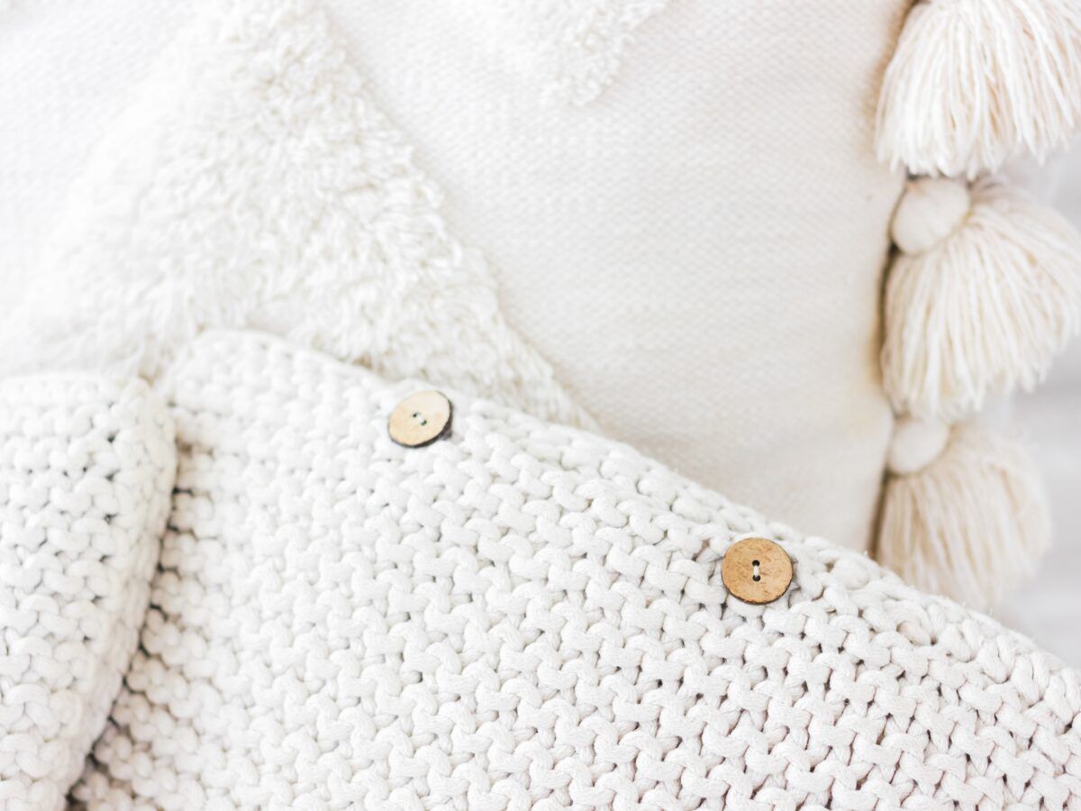 decoraciones diy cojines con borlas