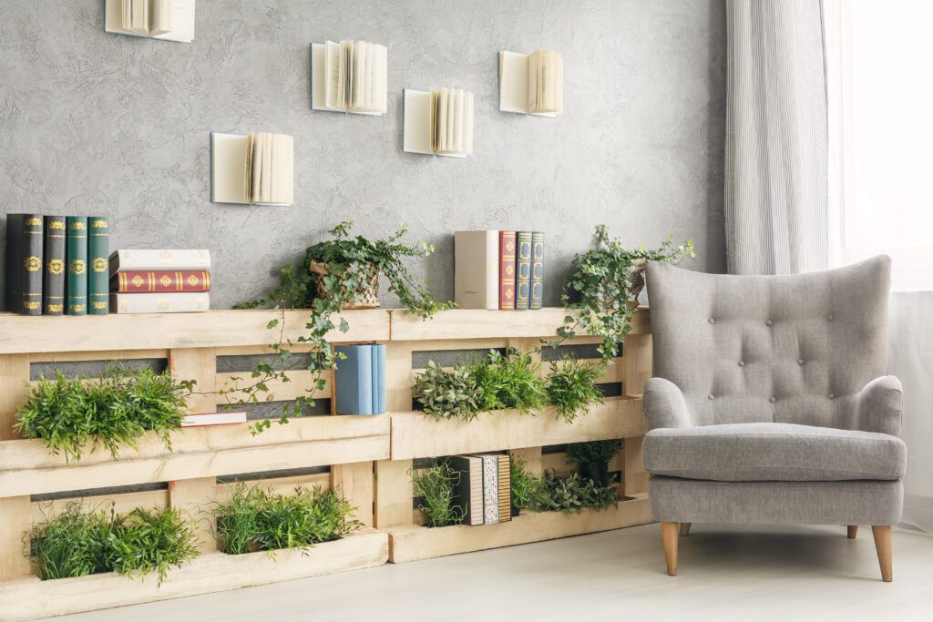 50 ideas de decoración baratas si acabas de mudarte a un nuevo piso - Fotocasa Life Estantería para plantas hecha con palets