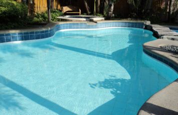 ¿Cómo limpiar el agua de una piscina para evitar llenarla este año?