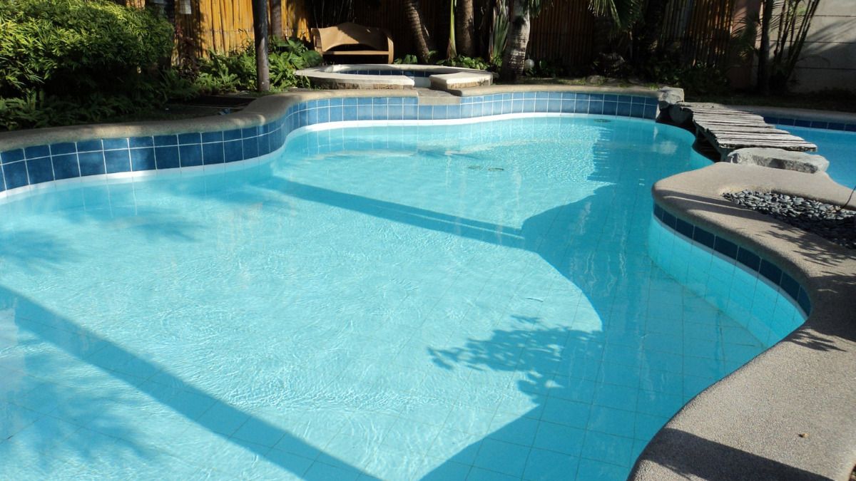 ¿Cómo limpiar el agua de una piscina para evitar llenarla este año?