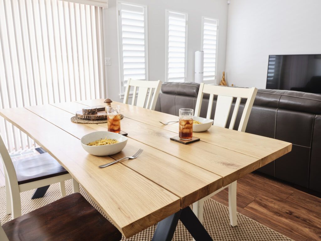 50 ideas de decoración baratas si acabas de mudarte a un nuevo piso - Fotocasa Life Mesa comedor DIY