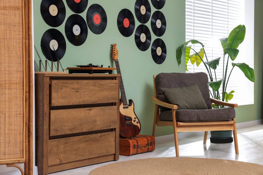 50 ideas de decoración baratas si acabas de mudarte a un nuevo piso - Fotocasa Life Pared con vinilos - Getty Images