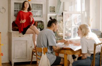 ¿A nombre de quién deben ir los suministros al compartir piso?