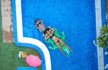 10 ideas de decoración bonitas y baratas para un jardín con piscina