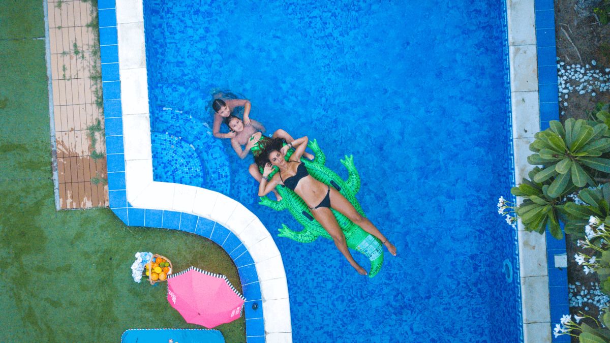 10 ideas de decoración bonitas y baratas para un jardín con piscina