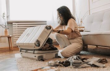 Dónde y cómo guardar las maletas en casa