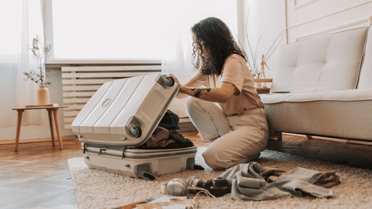 Dónde y cómo guardar las maletas en casa