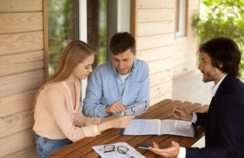Diccionario de compraventa: 25 conceptos que deberías saber - Fotocasa Life ¿Cómo funciona el aval de una hipoteca? ¿Tengo que pagar por él?