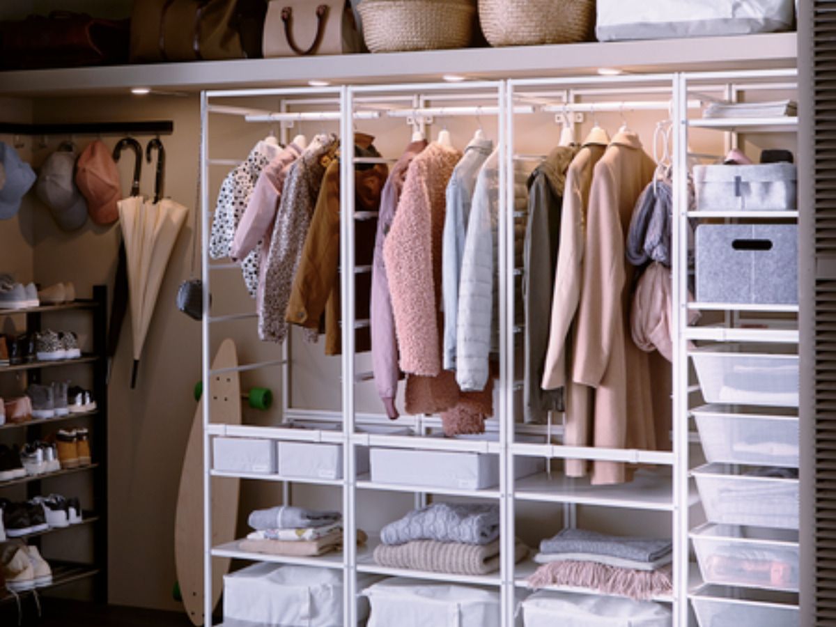 20 accesorios secretos de IKEA para organizar un dormitorio pequeño y acabar con la "silla-perchero" - Fotocasa Life armario abierto IKEA
