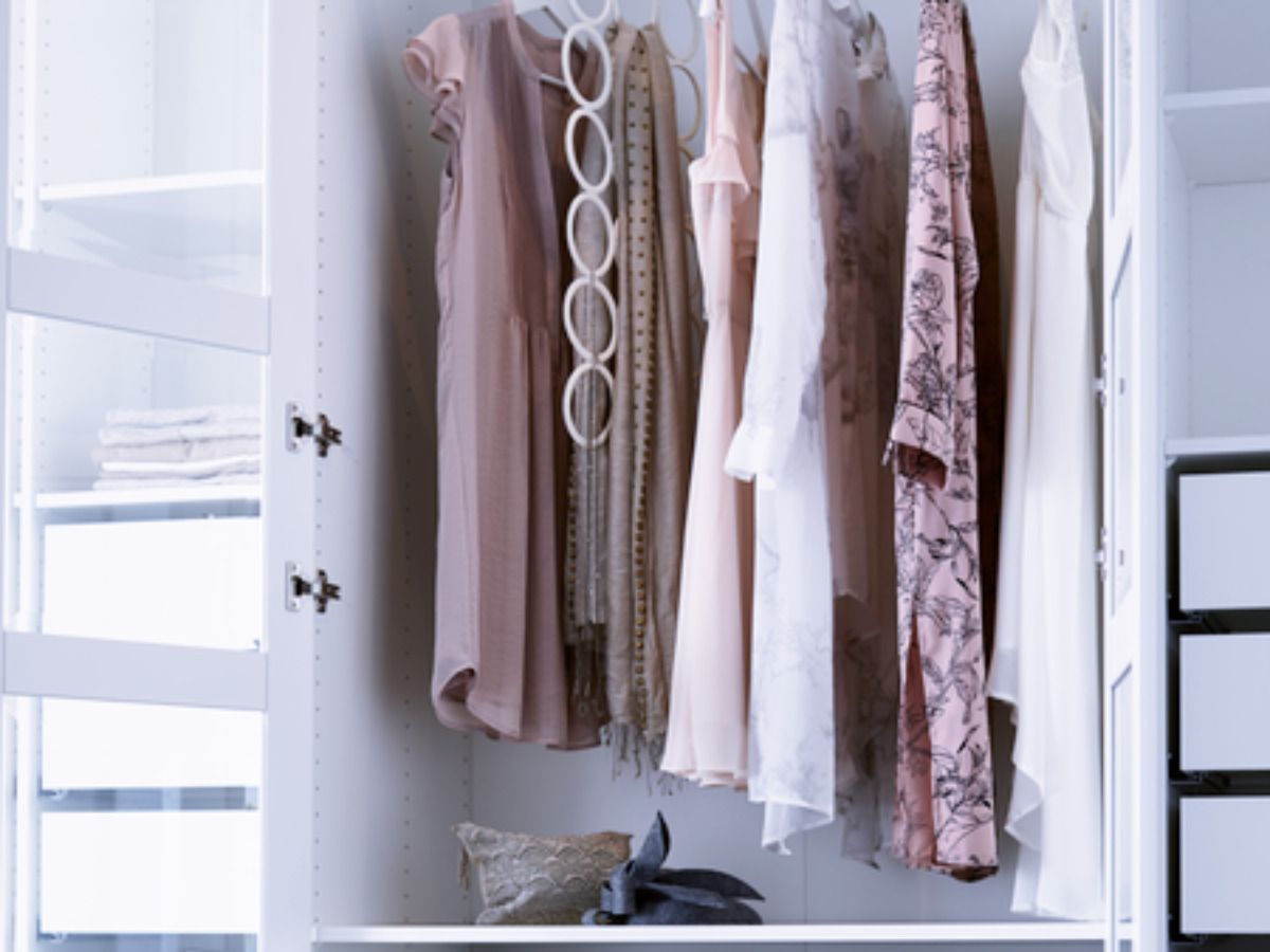 20 accesorios secretos de IKEA para organizar un dormitorio pequeño y acabar con la "silla-perchero" - Fotocasa Life armario bufandas IKEA