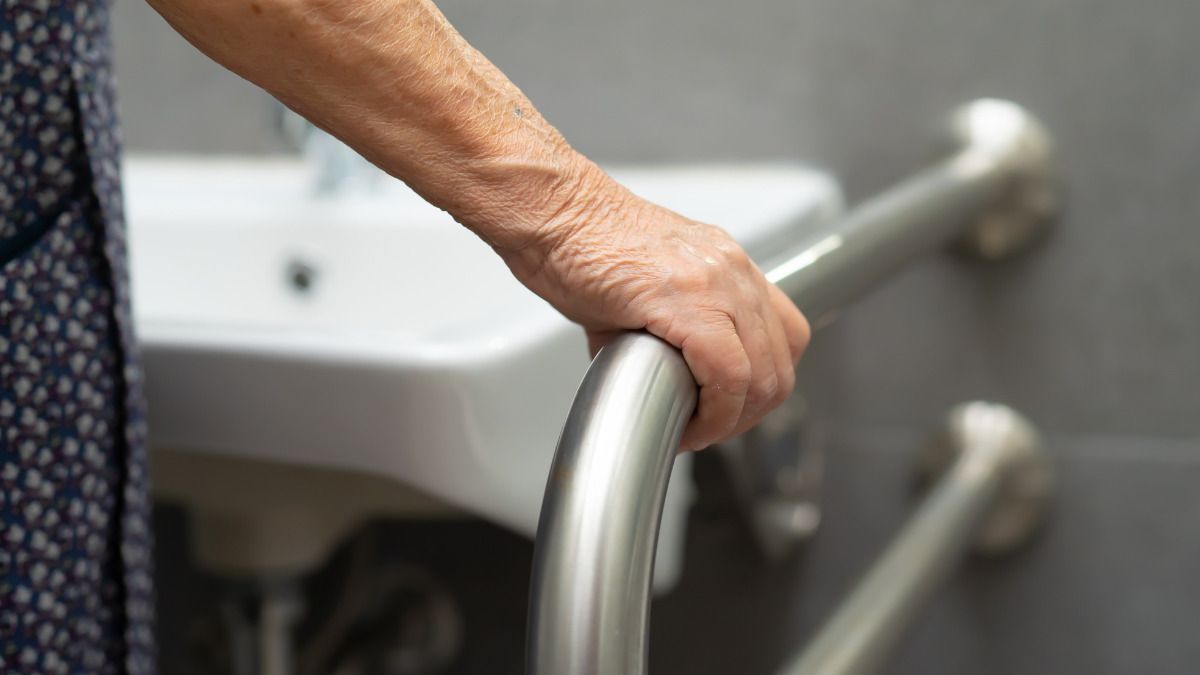 ¿Cómo hacer accesible un baño en casa? Paso a paso