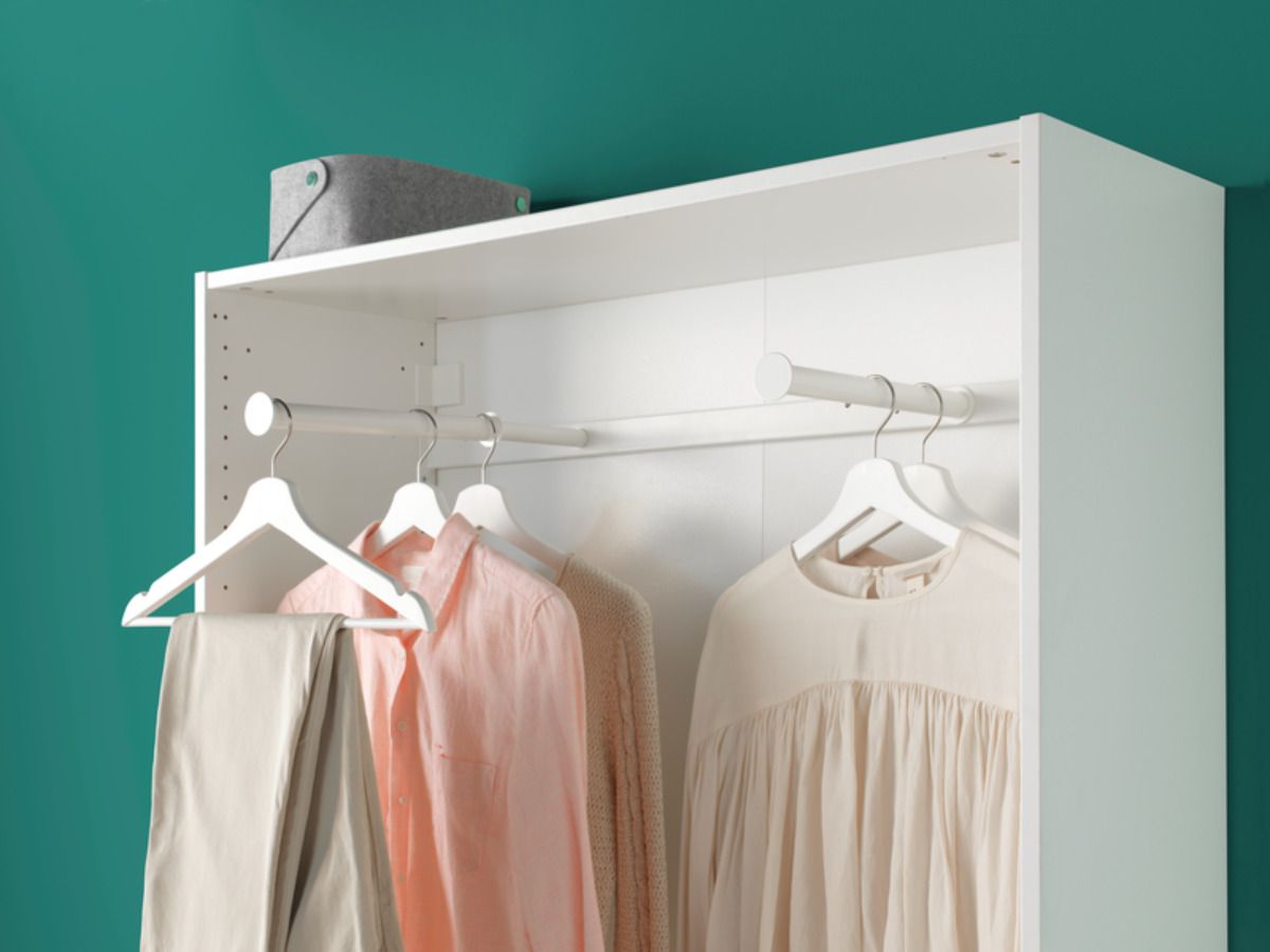 20 accesorios secretos de IKEA para organizar un dormitorio pequeño y acabar con la "silla-perchero" - Fotocasa Life barra de armario IKEA