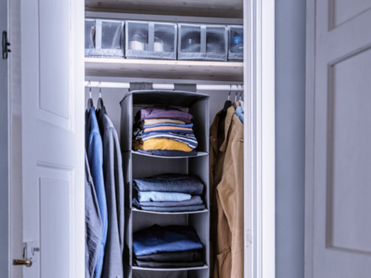 20 accesorios secretos de IKEA para organizar un dormitorio pequeño y acabar con la "silla-perchero" - Fotocasa Life cajas zapatos IKEA