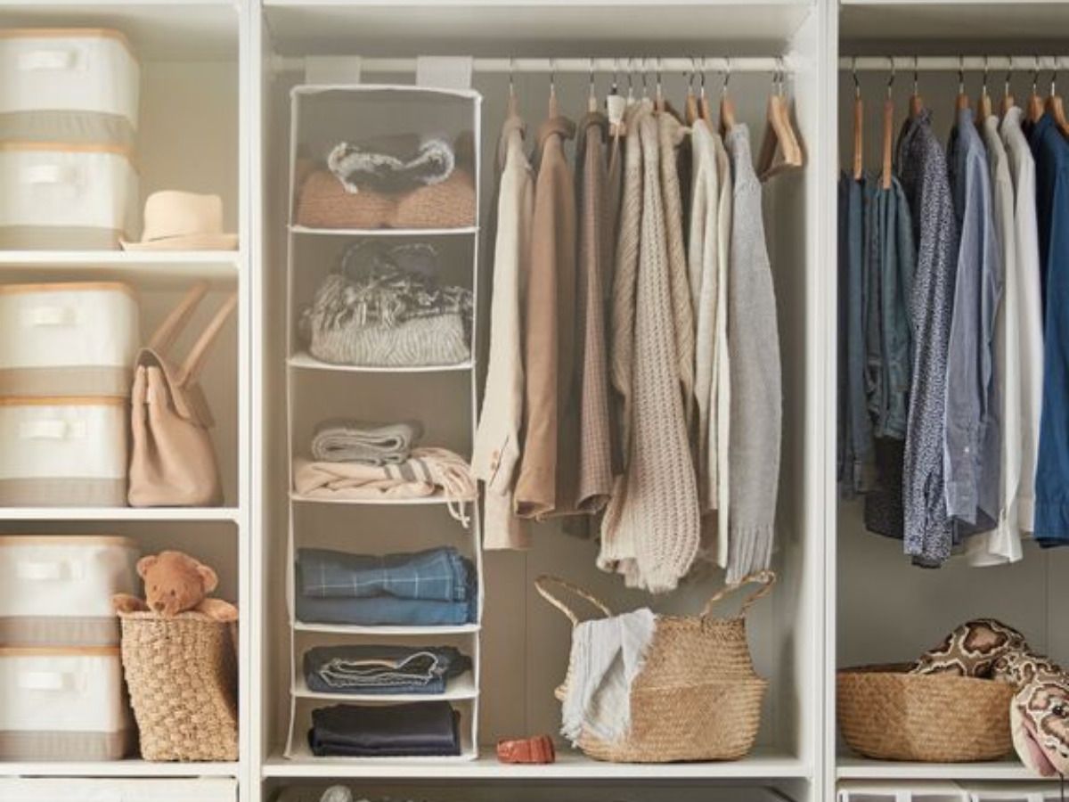 20 accesorios secretos de IKEA para organizar un dormitorio pequeño y acabar con la "silla-perchero" - Fotocasa Life cesta IKEA