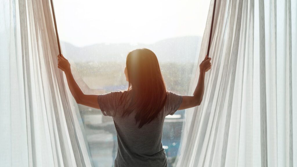 7 diseños prácticos y decorativos de cortinas para terrazas acristaladas