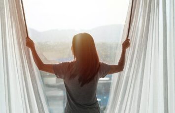 7 diseños prácticos y decorativos de cortinas para terrazas acristaladas