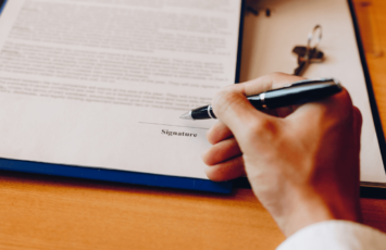 La subida de tipos acaba con el boom hipotecario un año después