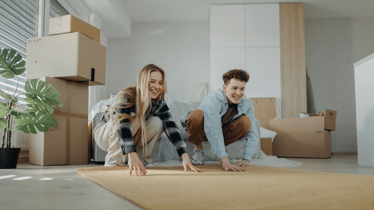 Los altos precios y la subida de tipos alejan a los jóvenes del mercado inmobiliario: en un año cae en 19 puntos su participación