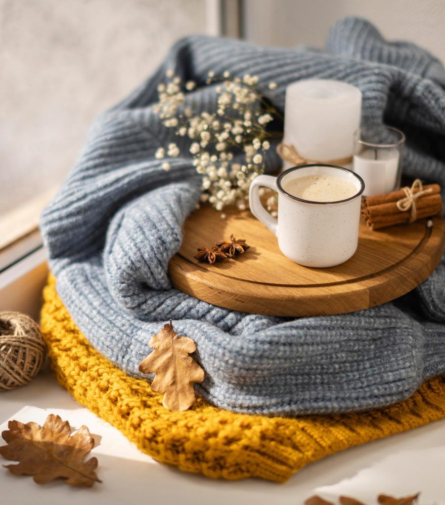 mantas y elementos naturales en decoración de otoño