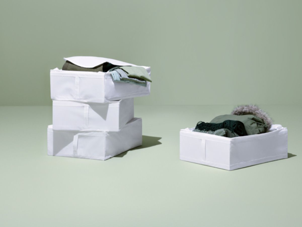20 accesorios secretos de IKEA para organizar un dormitorio pequeño y acabar con la "silla-perchero" - Fotocasa Life organización cajas IKEA