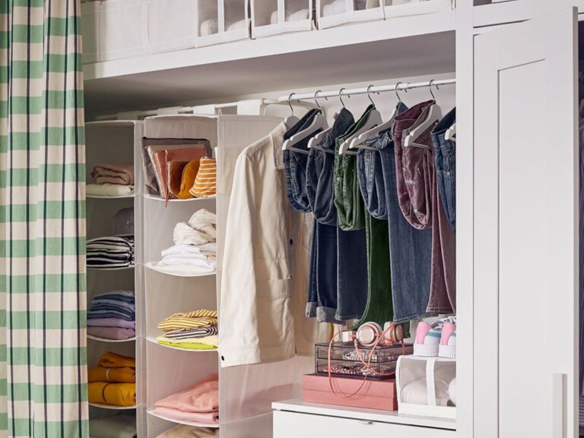 20 accesorios secretos de IKEA para organizar un dormitorio pequeño y acabar con la "silla-perchero" - Fotocasa Life organizador armario IKEA