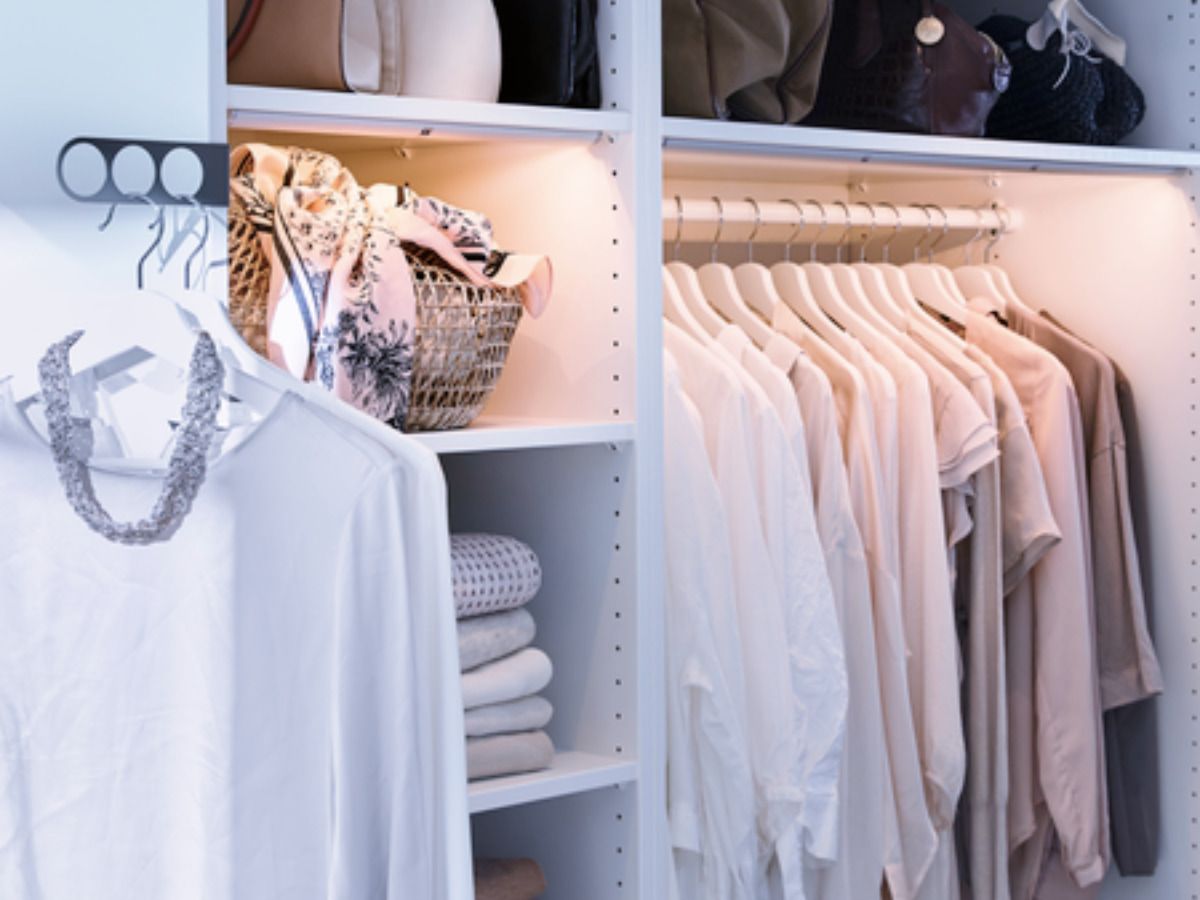 20 accesorios secretos de IKEA para organizar un dormitorio pequeño y acabar con la "silla-perchero" - Fotocasa Life perchero IKEA