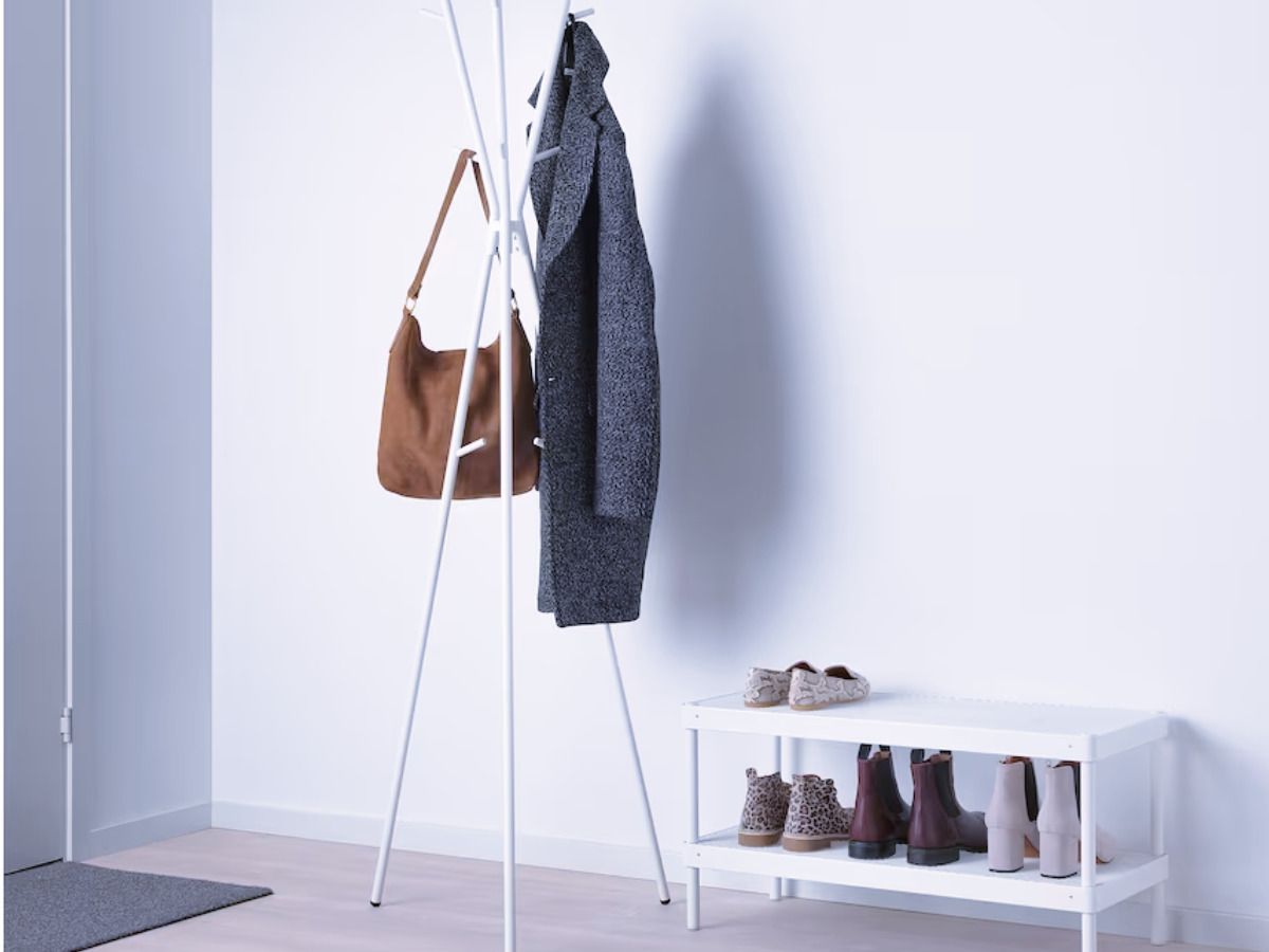 20 accesorios secretos de IKEA para organizar un dormitorio pequeño y acabar con la "silla-perchero" - Fotocasa Life perchero IKEA