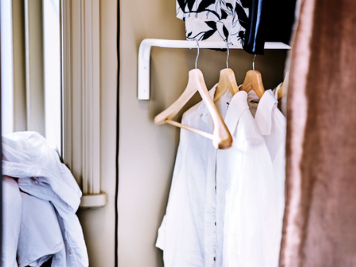 20 accesorios secretos de IKEA para organizar un dormitorio pequeño y acabar con la "silla-perchero" - Fotocasa Life perchero IKEA