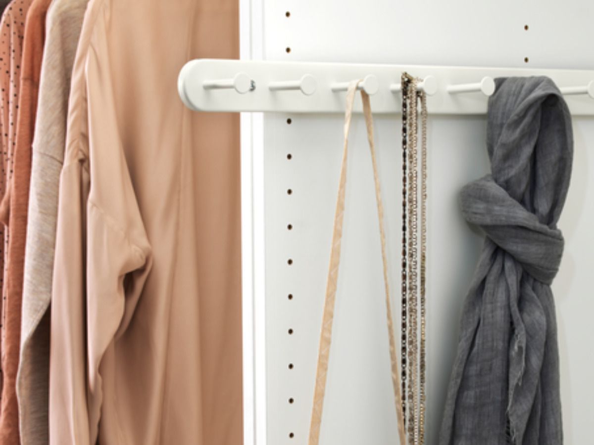 20 accesorios secretos de IKEA para organizar un dormitorio pequeño y acabar con la "silla-perchero" - Fotocasa Life perchero IKEA extraíble