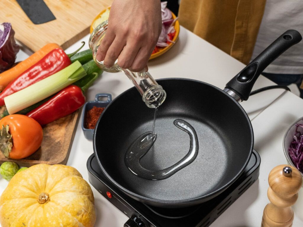 Dónde guardar las sartenes fuera del horno en una cocina pequeña