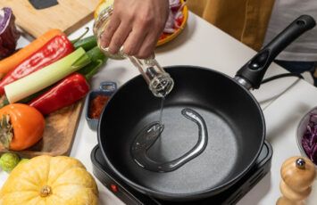 Dónde guardar las sartenes fuera del horno en una cocina pequeña