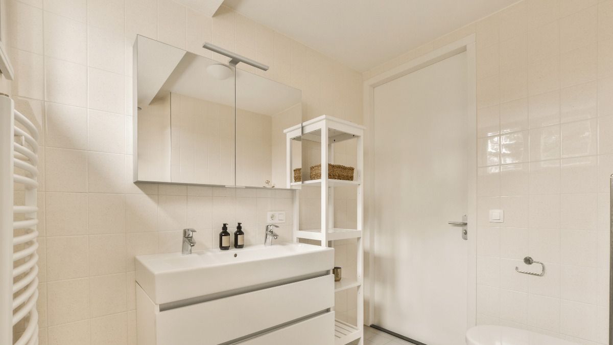 30 ideas de muebles para organizar baños pequeños