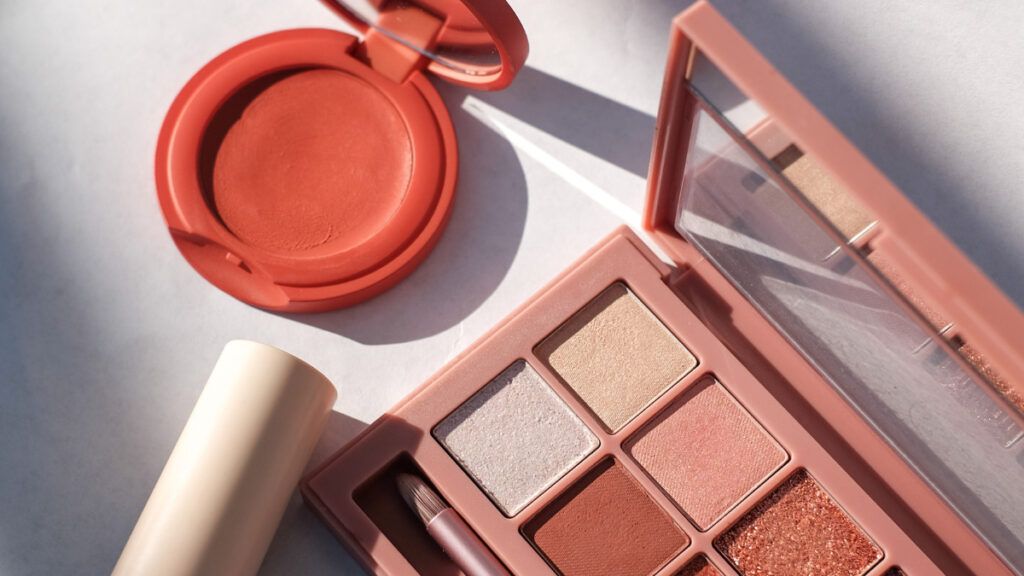 10 ideas para crear un organizador de maquillaje en el baño