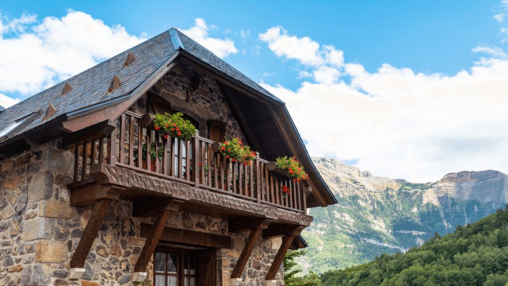 5 pueblos en mitad de la montaña en los que perderse este otoño