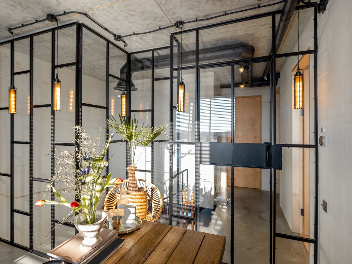 separar espacios en un loft vidrio