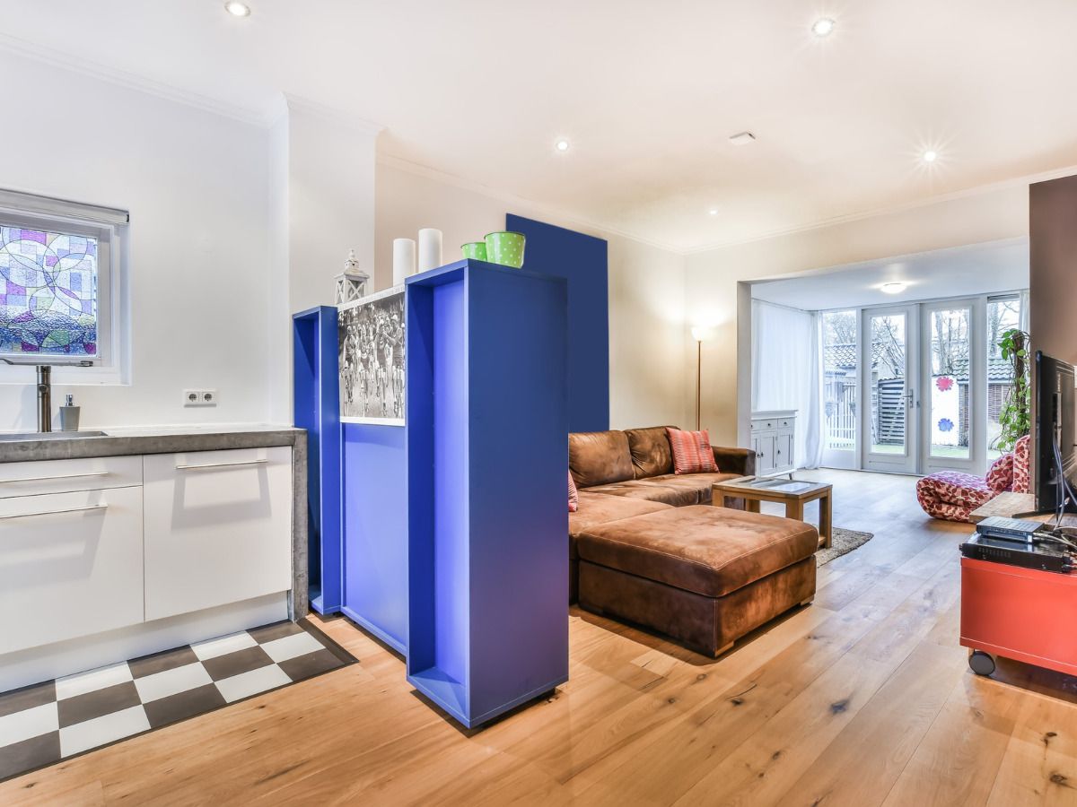 Cómo conseguir separar estancias en un loft sin paredes - Fotocasa Life separar espacios en un loft estantería