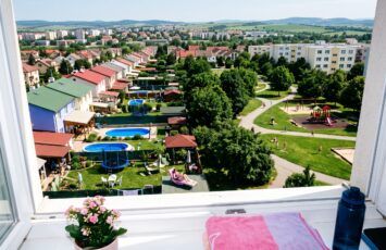 Cómo conocer un barrio a fondo antes de mudarte - Fotocasa Life 5 servicios y equipamientos que debes revisar en un barrio antes de comprar una casa en 2026