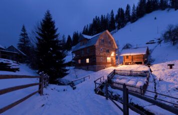 Pueblos en la montaña para pasar el puente en la nieve