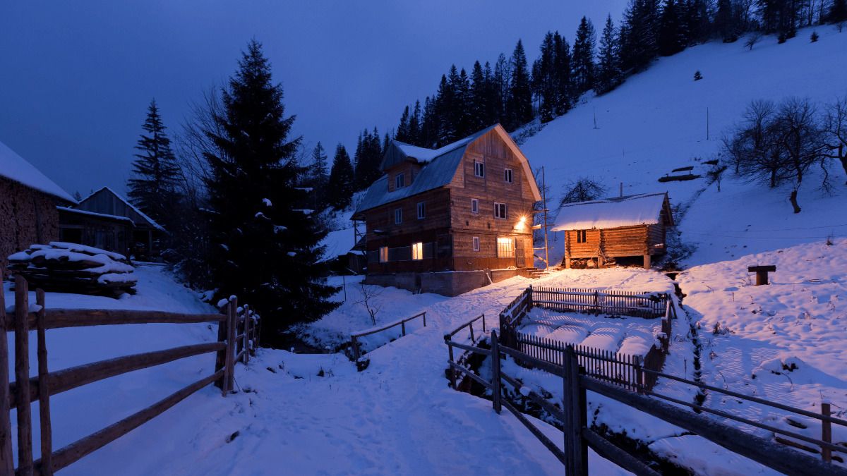 Pueblos en la montaña para pasar el puente en la nieve