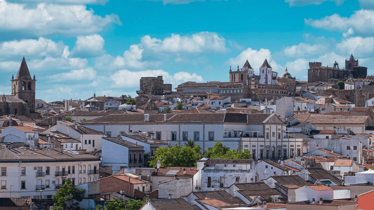 Comprar y alquilar casa en Alcántara: el pueblo con 4 órdenes de caballería y un museo-catedral