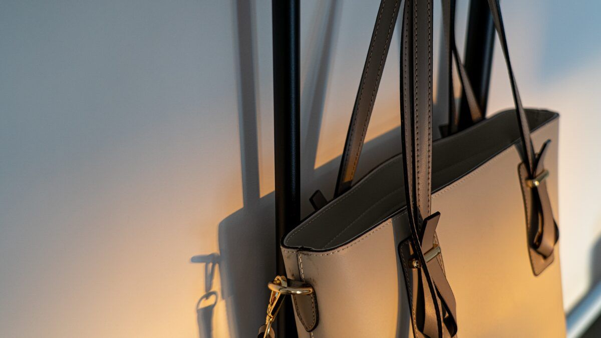 7 trucos de almacenamiento para organizar los bolsos en casa