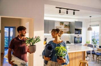 ¿Puedo cambiar la cerradura de la puerta de un piso de alquiler?